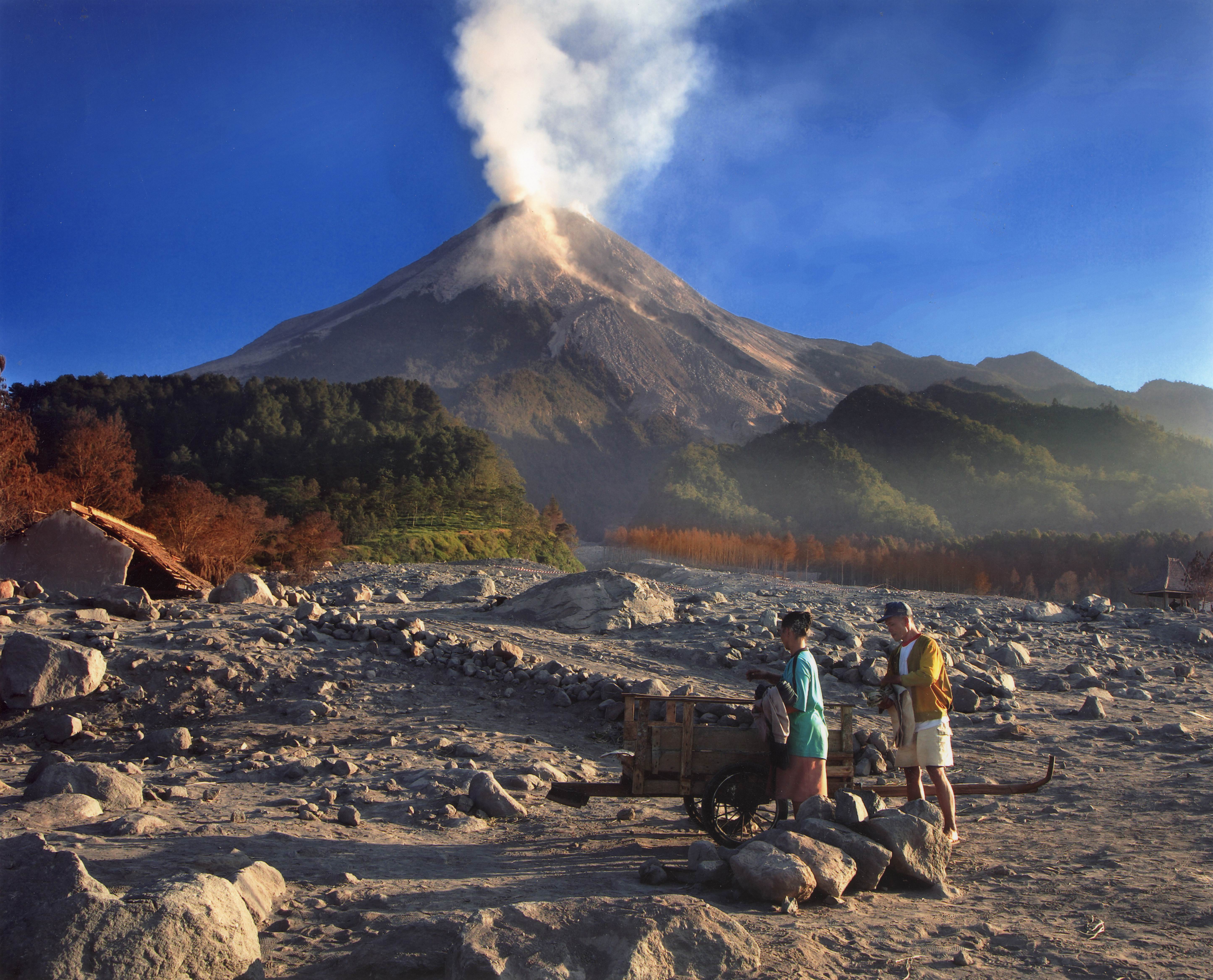 Menilik Keindahan 6 Gunung Paling Mistis Di Indonesia