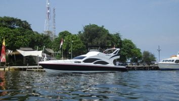 Untuk akses ke pulau bidadari anda bisa naik speedboat