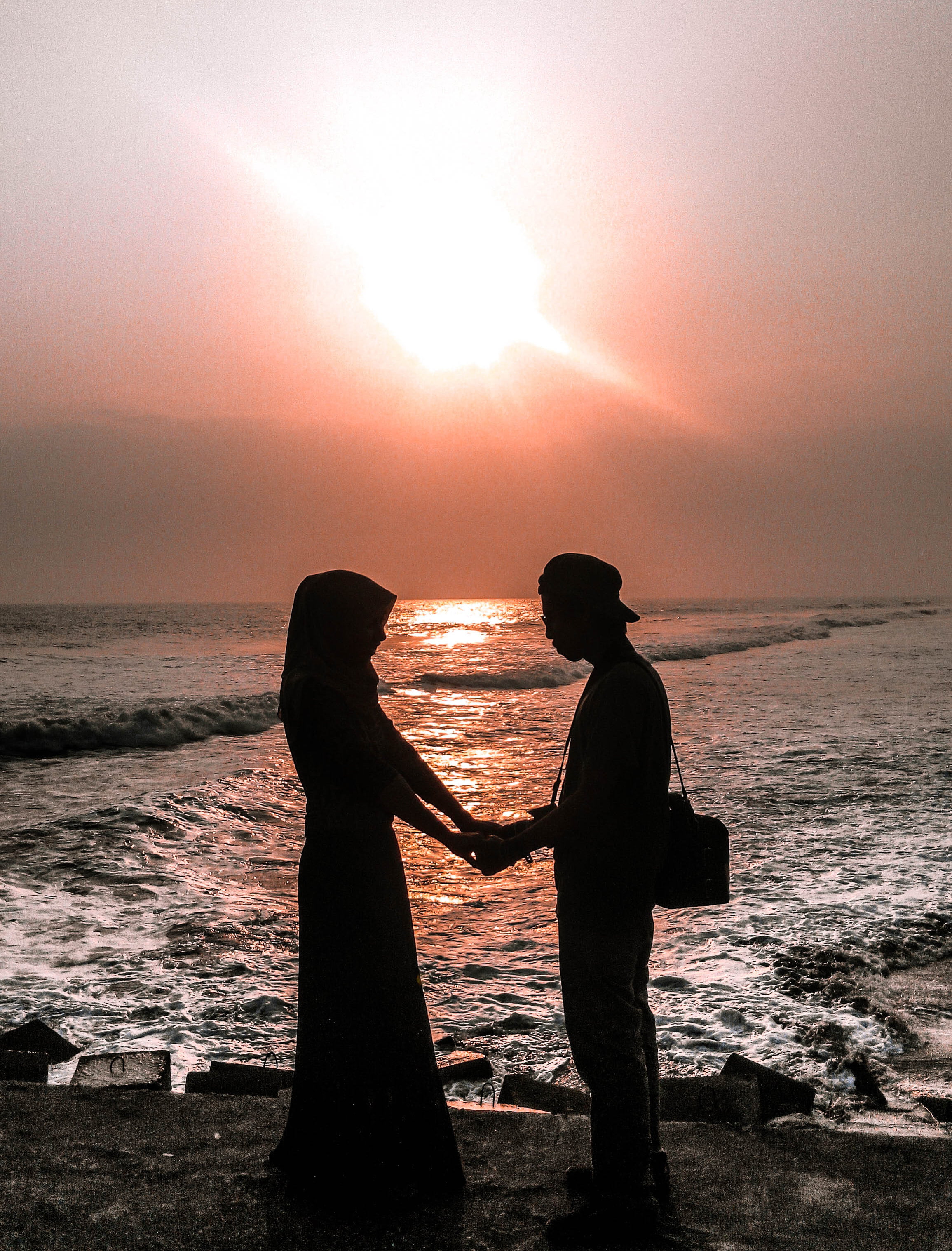 romantisme sunset di pemecah ombak pantai glagah