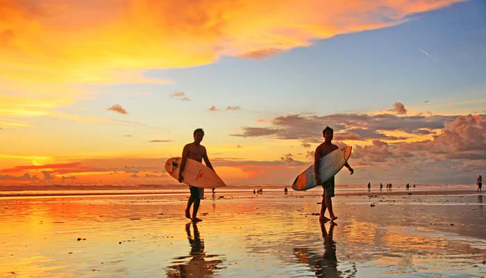 Indahnya Pasir Putih dan Sunset di Pantai Kuta Bali