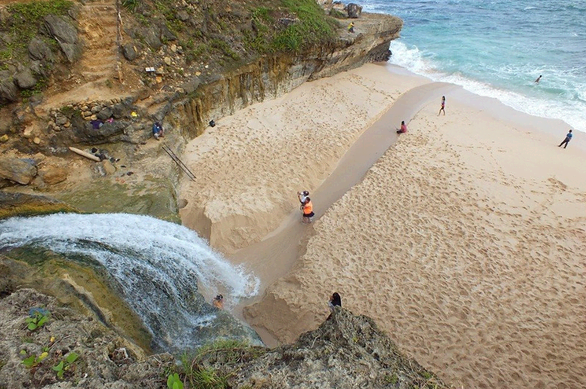 Birunya Air Di Pantai Watu Karung, Salah satu tempat wisata di pacitan yang paling indah