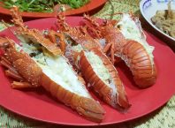 Kulineran Seafood di Pantai Sepanjang Kampung lobster