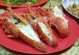 Kulineran Seafood di Pantai Sepanjang Kampung lobster