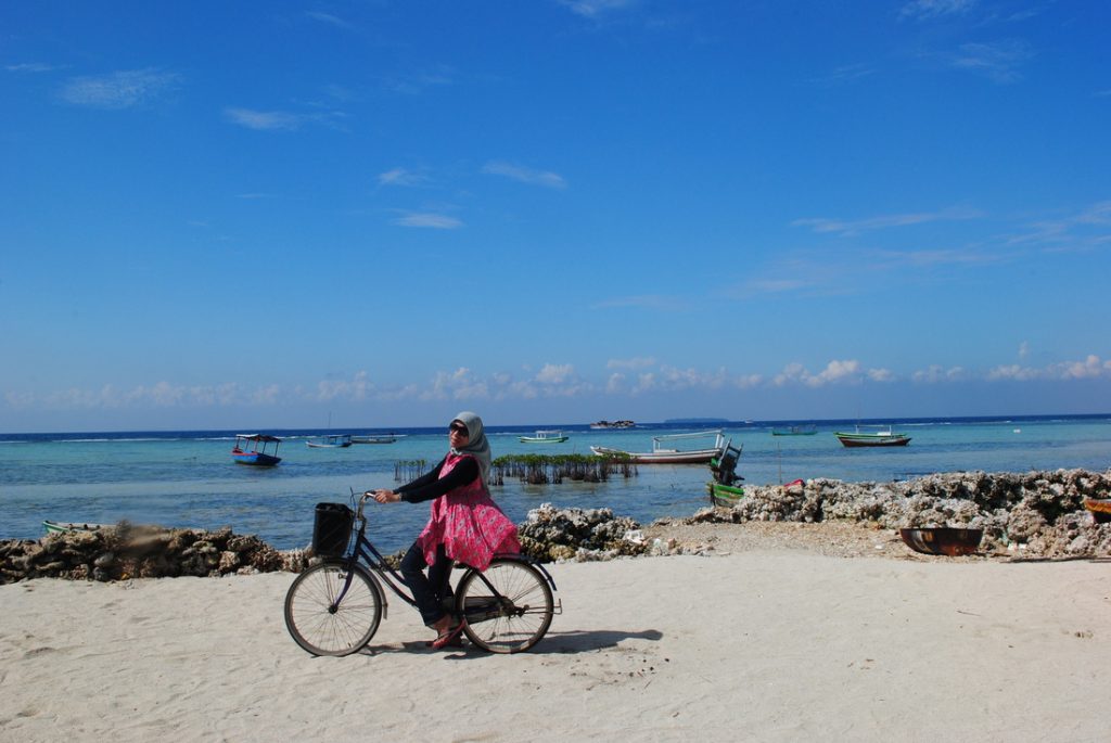 Bersepeda di Pulau Pari, salah satu Pulau Paling Cantik di Kepualuan Seribu