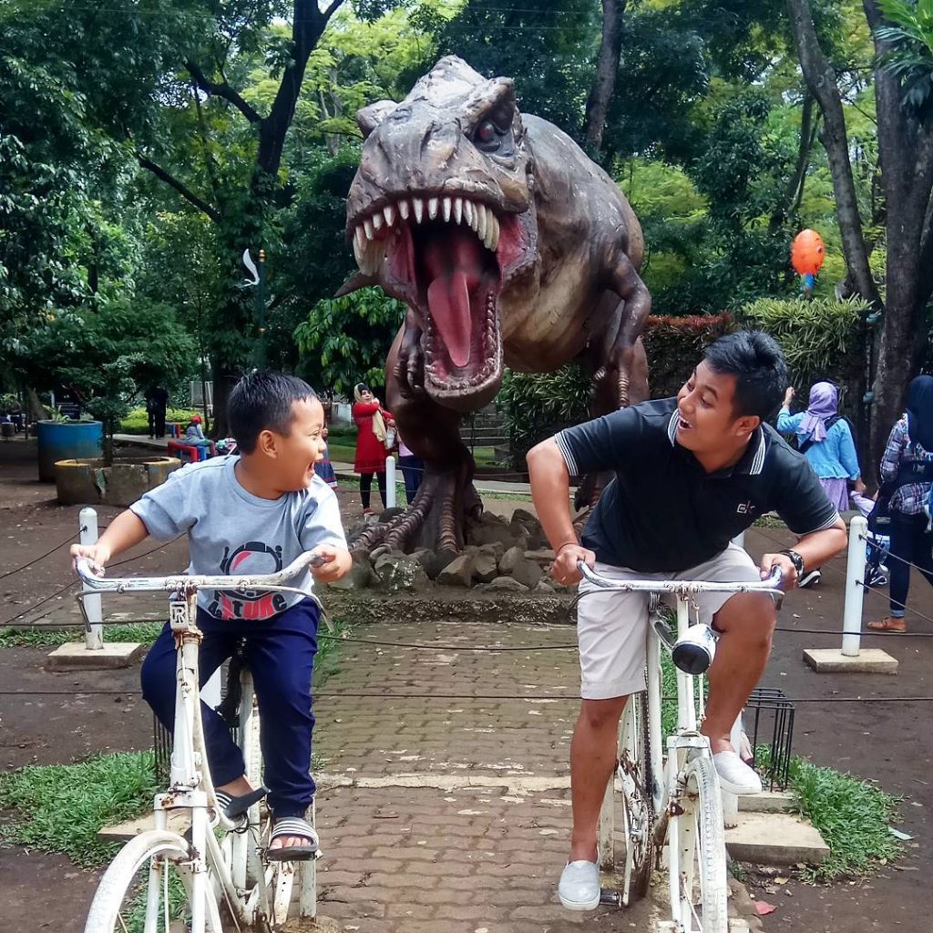 Bertemu Dengan Dinosaurus di Taman Lansia