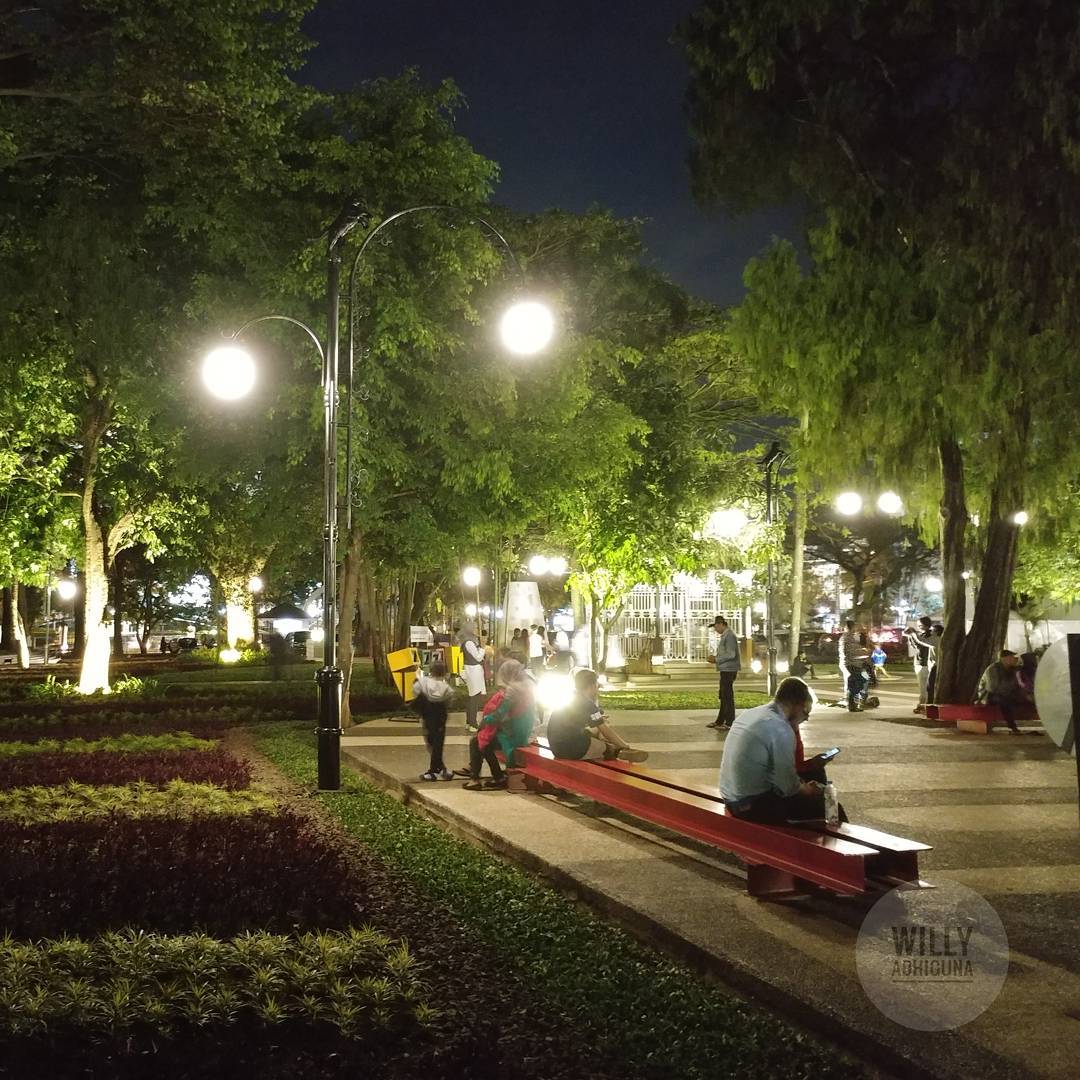 Ukir Kisah Romantisme Di Taman  Balai Kota Bandung