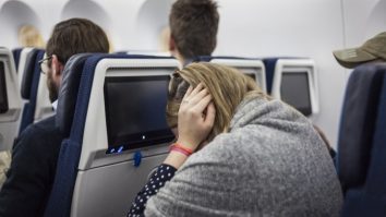 6 Tips Hilangkan Telinga Meletup Seketika Saat Naik Pesawat