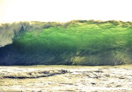 8 Tips Penting Waspada Tsunami Saat Liburan di Pantai