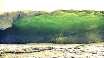 8 Tips Penting Waspada Tsunami Saat Liburan di Pantai