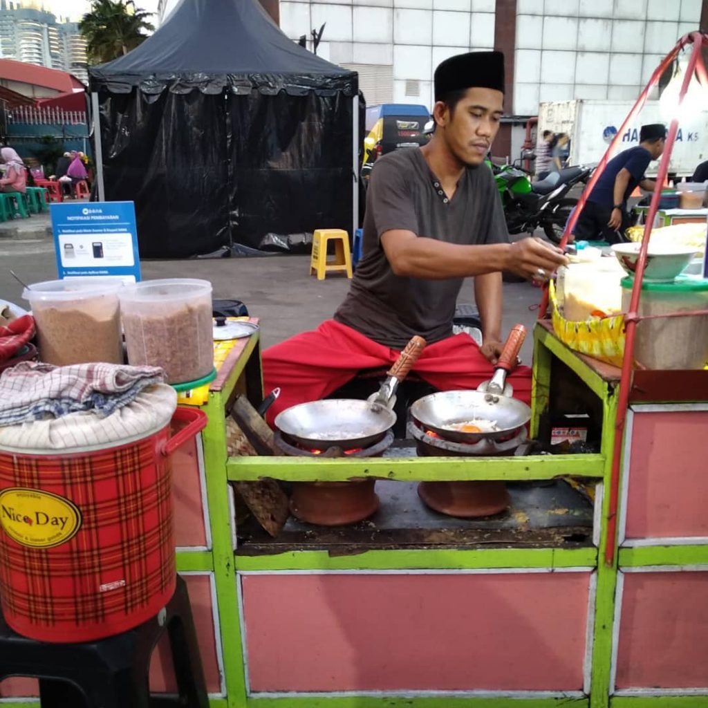 makanan khas Betawi Kerak Telor, Image By IG : @dwioktoriantoputra