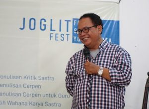Indra Tranggono dalam pengantar Workshop Penulisan Cerpen Festival Sastra Yogyakarta (Joglitfest) 2019