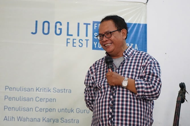 Indra Tranggono dalam pengantar Workshop Penulisan Cerpen Festival Sastra Yogyakarta (Joglitfest) 2019