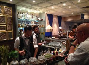 pertunjukan bakat bartender di The Phoenix Hotel Yogyakarta