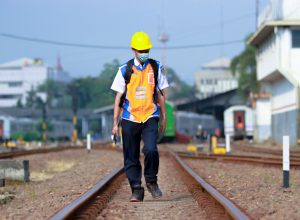Petugas Pemeriksa Jalur (PPJ) menyusuri rel untuk memastikan jalur yang hendak dilalui kereta api aman.