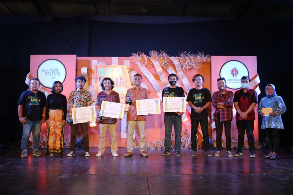 Foto bersama pemenang Matra Kriya Fest 2020, Dewan Juri dan perwakilan Dinas Kebudayaan DIY
