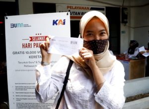 Maurita, seorang guru SD usai mengambil voucher tiket gratis di Stasiun Bandung