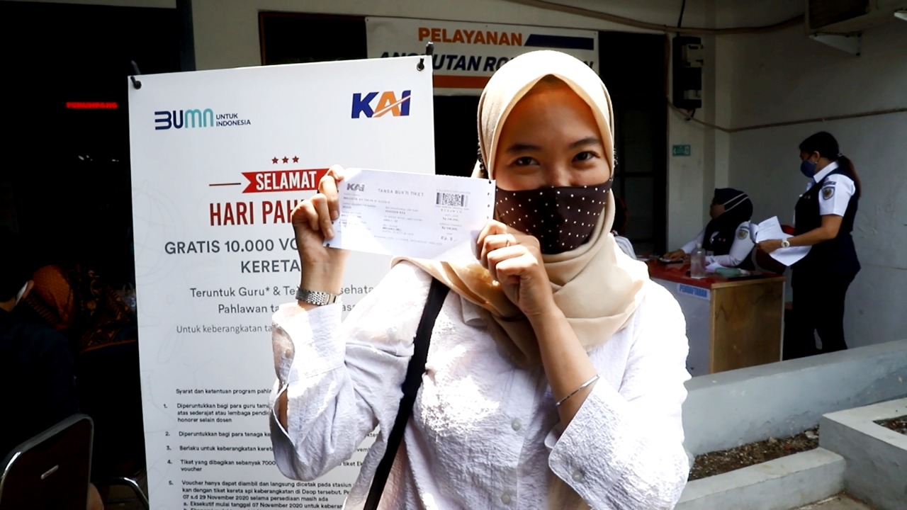 Maurita, seorang guru SD usai mengambil voucher tiket gratis di Stasiun Bandung