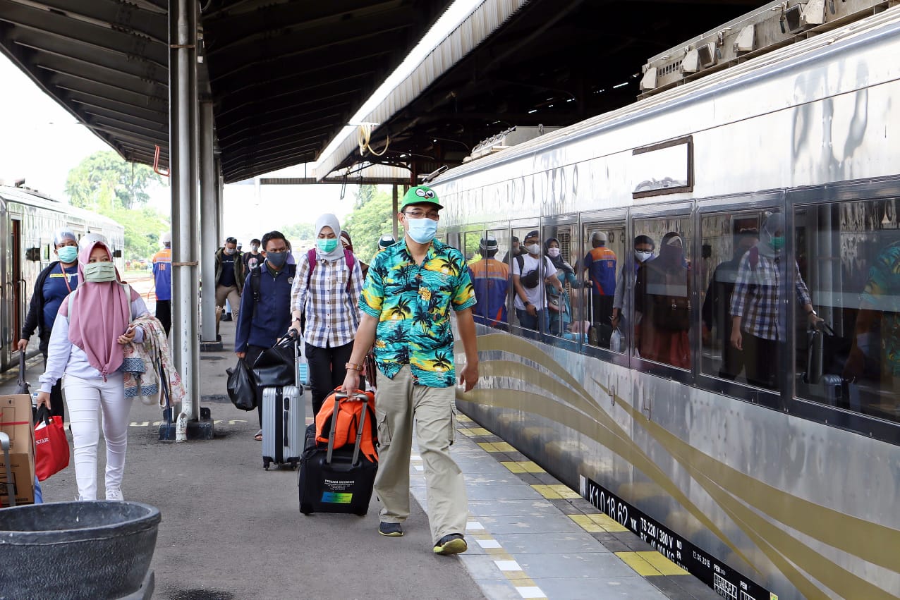 Pelanggan bersiap memasuki rangkaian kereta api di Stasiun Cirebon
