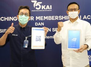 KAI berkolaborasi dengan Bank Mandiri untuk peningkatan layanan berbasis digital KAI. Direktur Niaga KAI Maqin U. Norhadi (kiri) bersama Direktur Bisnis dan Jaringan Bank Mandiri Aquarius Rudianto (kanan)