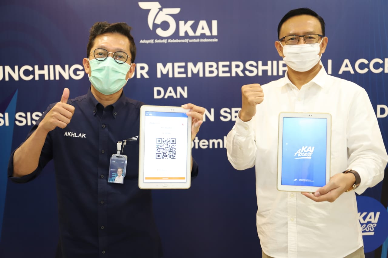 KAI berkolaborasi dengan Bank Mandiri untuk peningkatan layanan berbasis digital KAI. Direktur Niaga KAI Maqin U. Norhadi (kiri) bersama Direktur Bisnis dan Jaringan Bank Mandiri Aquarius Rudianto (kanan)