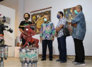 [Dok MKF 2020] Dari kiri Rosanto Bima menjelaskan beragam karya yang mengikuti kompetisi dan pameran Matra Kriya Fest 2020 kepada Sumadi, S.H.,M.H., Dunadi (Seniman patung), dan Subandi Giyanto (senior seniman kriya