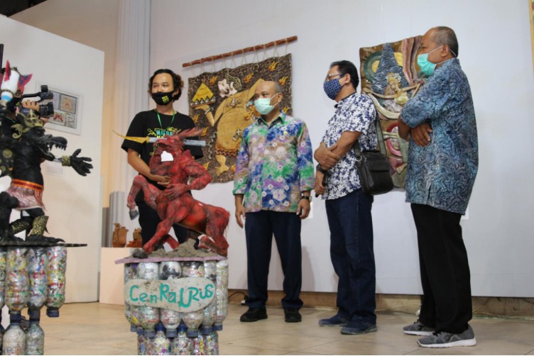 [Dok MKF 2020] Dari kiri Rosanto Bima menjelaskan beragam karya yang mengikuti kompetisi dan pameran Matra Kriya Fest 2020 kepada Sumadi, S.H.,M.H., Dunadi (Seniman patung), dan Subandi Giyanto (senior seniman kriya