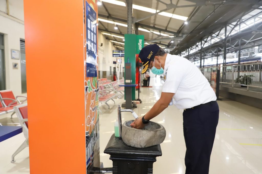 Direktur Utama KAI Didiek Hartantyo menggunakan fasilitas wastafel di Stasiun Solo Balapan, Selasa