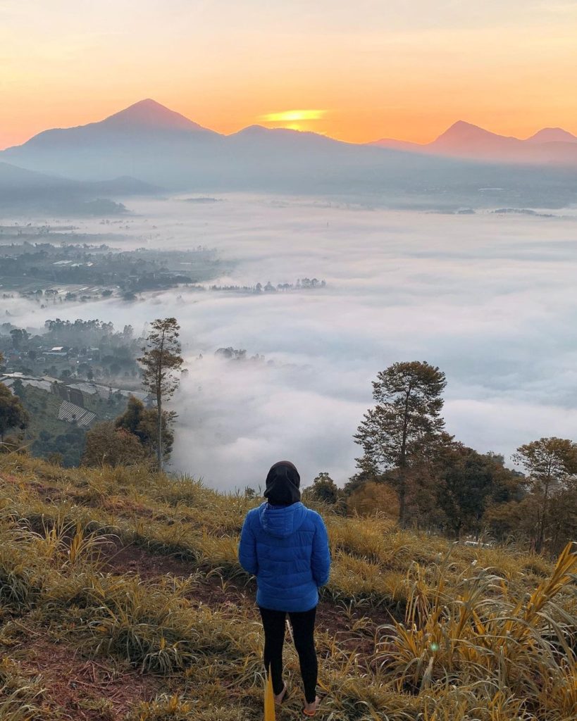 Menikmati Sunrise dari Gunung Putri Lembang, image by IG : @_kaeka_