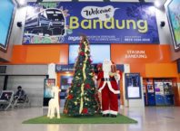 Ornamen Natal di ruang tunggu Stasiun Bandung. Untuk menyemarakkan masa libur Natal dan Tahun Baru, KAI menghias lokomotif, kereta, dan stasiun dengan hiasan ornamen Natal.