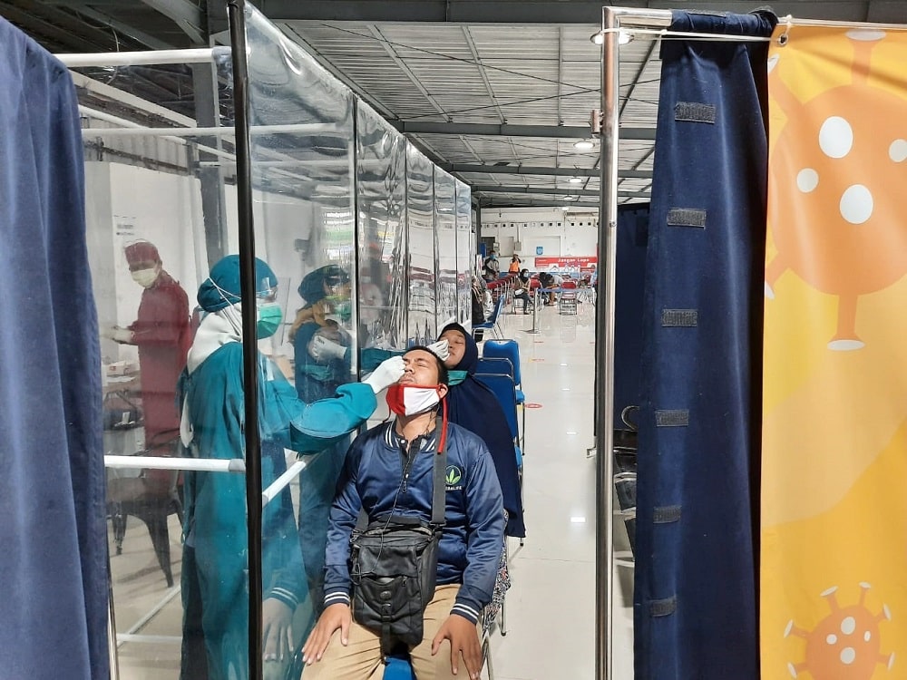 Pelanggan KAI melakukan Rapid Test Antigen di Stasiun Yogyakarta (26/12/2020). PT Kereta Api Indonesia (Persero) melayani 40.600 pelanggan pada masa puncak arus balik libur Natal 2020 yaitu keberangkatan 27 Desember 2020.
