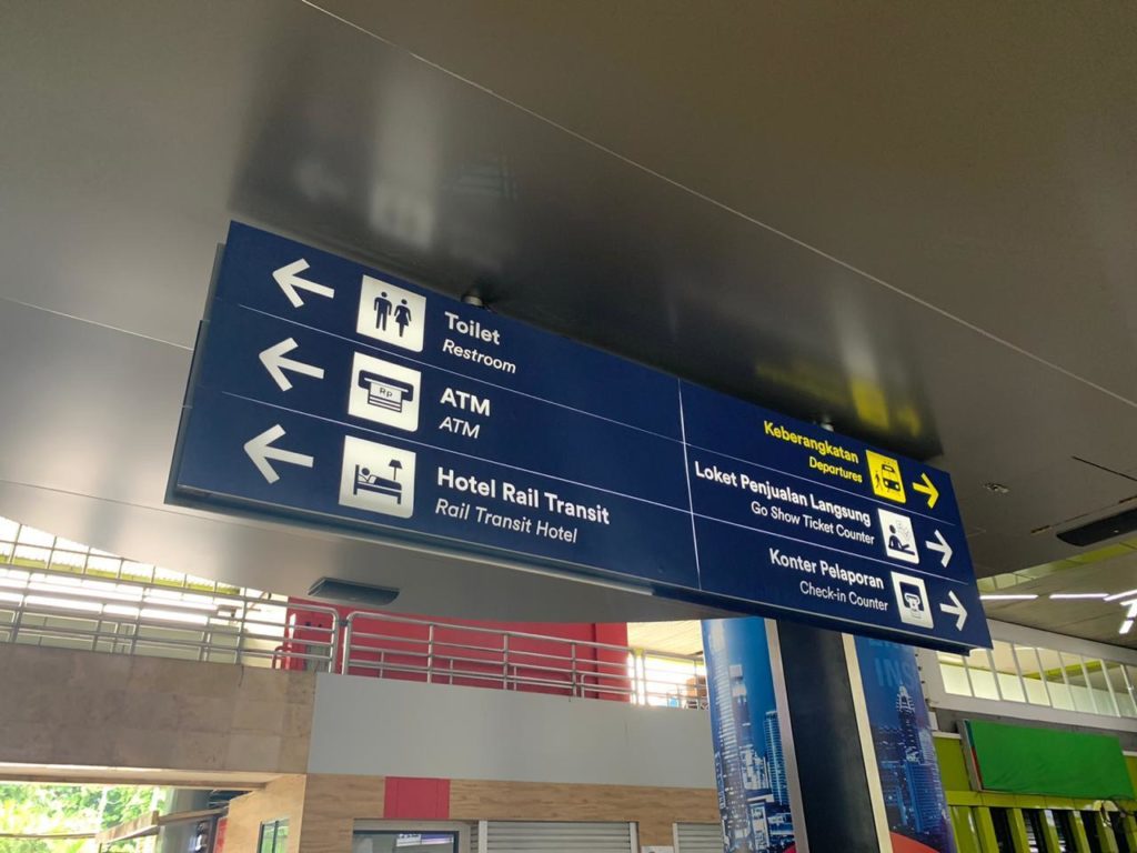 Signage di Stasiun Gambir dengan standar internasional. KAI mengganti tampilan signage di stasiun-stasiun dengan tujuan mengikuti ISO 7001:2007 atau standar internasional mengenai simbol-simbol informasi publik, serta agar pelanggan lebih mudah untuk membacanya.