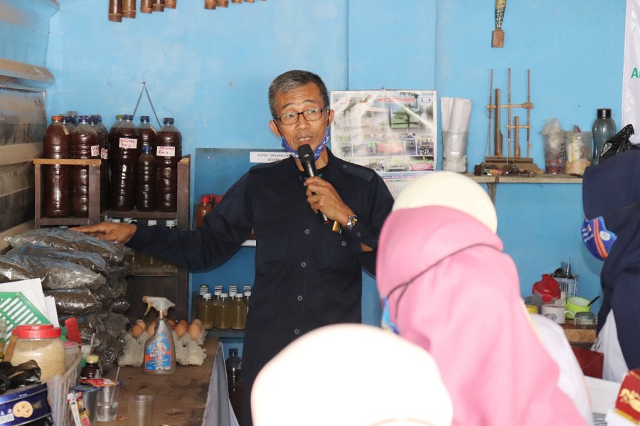 Suasana pelatihan Pemberdayaan Perempuan dalam Pengelolaan Sampah dengan Metode Maggot BSF di Kel. Sukamiskin, Kota Bandung, 21 Oktober 2020.