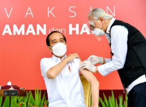 Presiden Joko Widodo menjadi peserta pertama yang menerima vaksin #COVID19 pertama di Indonesia.