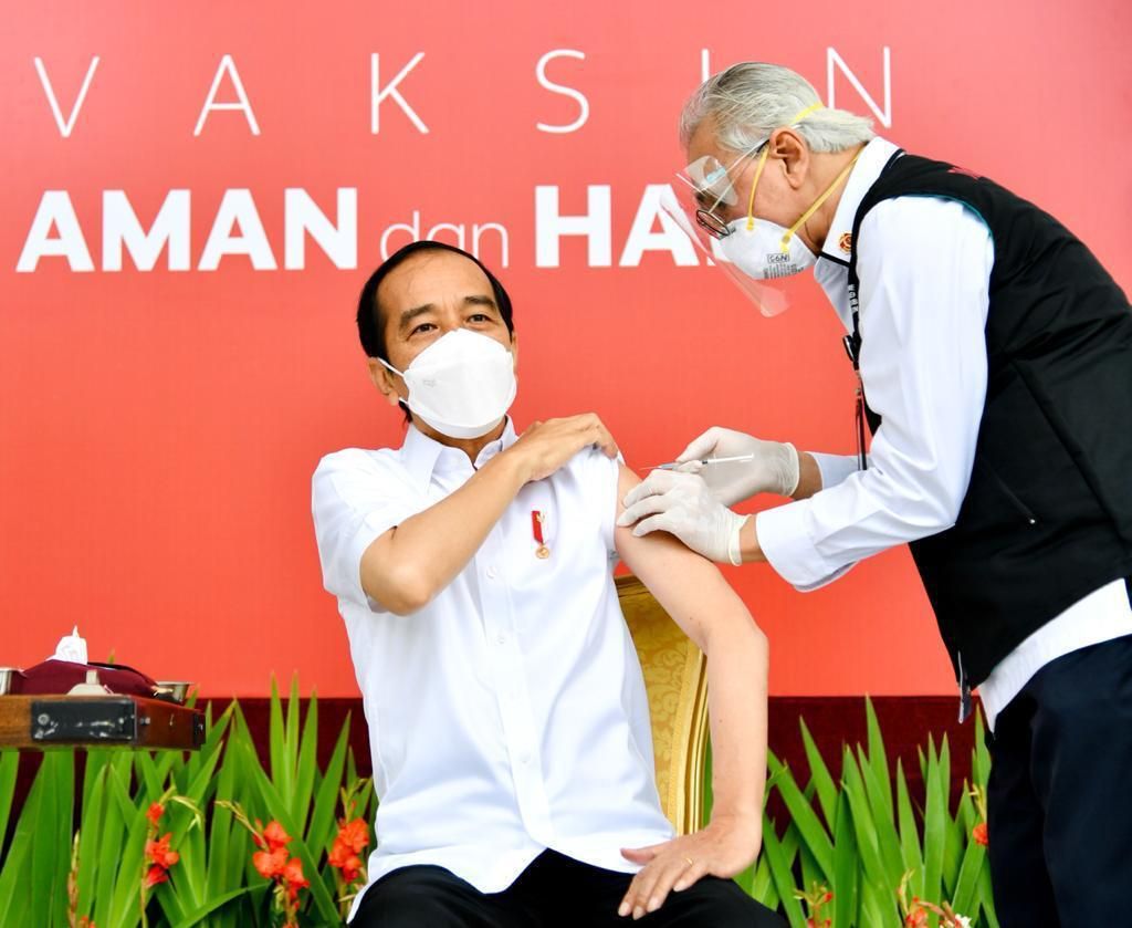 Presiden Joko Widodo menjadi peserta pertama yang menerima vaksin #COVID19 pertama di Indonesia.
