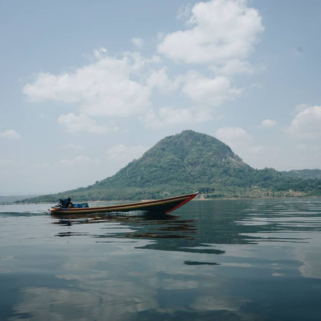 Naik perahu keliling waduk Jatiluhur, image by : www.adiraoktaroza.com (Adira Oktaroza)