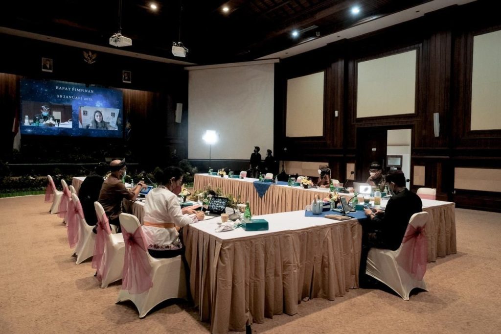 Rapat Pimpinan dengan para pejabat eselon I dan II di lingkungan Kemenparekraf secara hybrid di Politeknik Pariwisata Bali