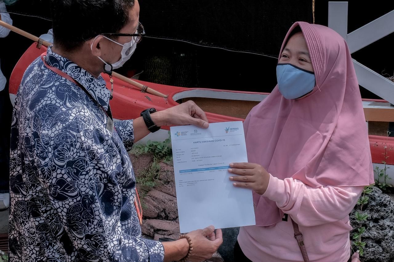 Menparekraf Tinjau Pelaksanaan Vaksinasi Perdana Pelaku Parekraf di Batam