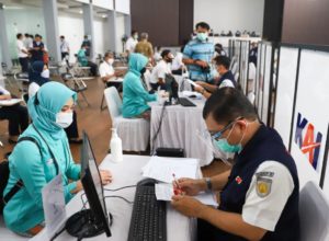 Petugas loket stasiun mengikuti vaksinasi Covid-19 di Bandung.