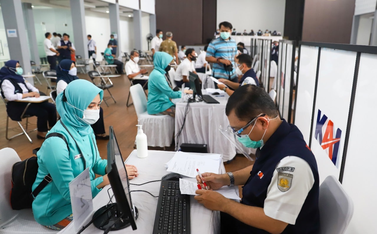 Petugas loket stasiun mengikuti vaksinasi Covid-19 di Bandung.