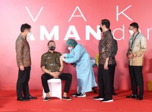 Sandiaga Dampingi Presiden Tinjau Vaksinasi Pelaku Ekraf di Jakarta