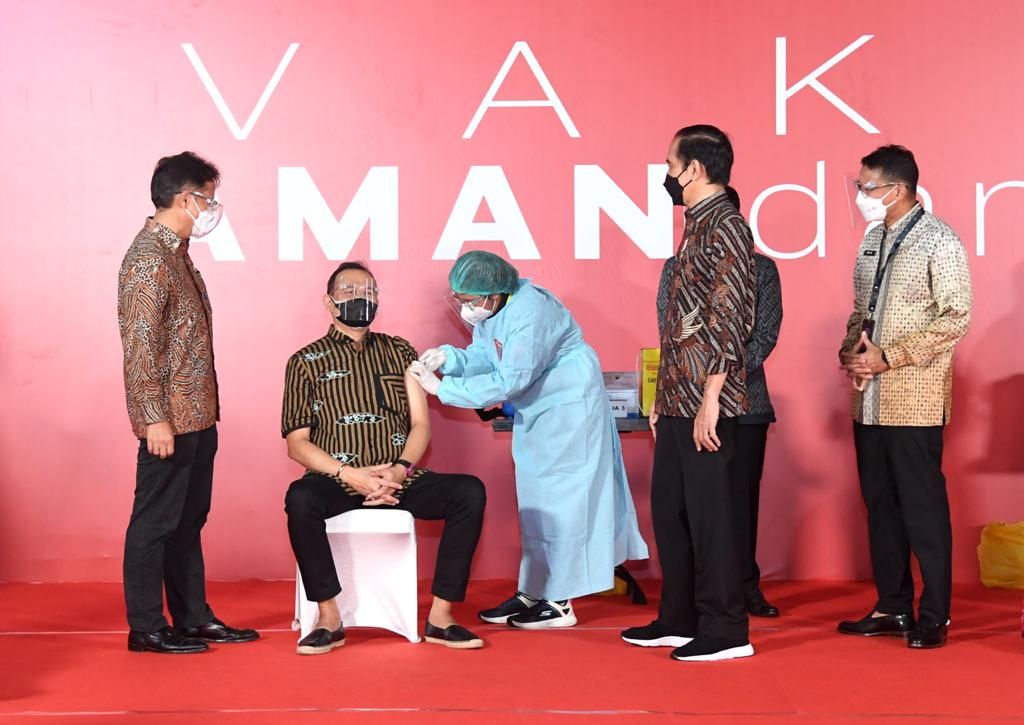Menparekraf Dampingi Presiden Tinjau Vaksinasi Pelaku Ekraf di Jakarta