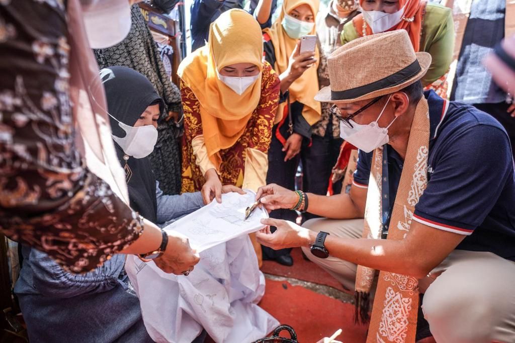 Menparekraf Dorong Percepatan Vaksinasi Bagi Pelaku Parekraf di Sumatra Barat