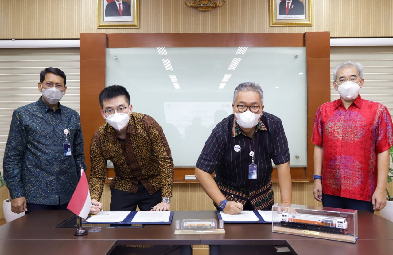 Direktur Perencanaan Strategis dan Pengembangan Usaha KAI Jeffrie N. Korompis (kedua kanan) dan Direktur TJP Ignatius Handijoso Siaputra (kedua kiri) menandatangani Nota Kesepahaman (MoU) tentang Rencana Kerja Sama Pengembangan Bisnis Berbasis Kereta Api di Kawasan Eks Stasiun Gresik. Penandatangan yang dilakukan di Gedung Jakarta Railway Center (JRC), Jakarta Pusat, Selasa (11/5) ini juga disaksikan oleh Direktur Utama KAI Didiek Hartantyo (kiri) dan Komisaris TJP Rudy Djaja Siaputra (kanan).