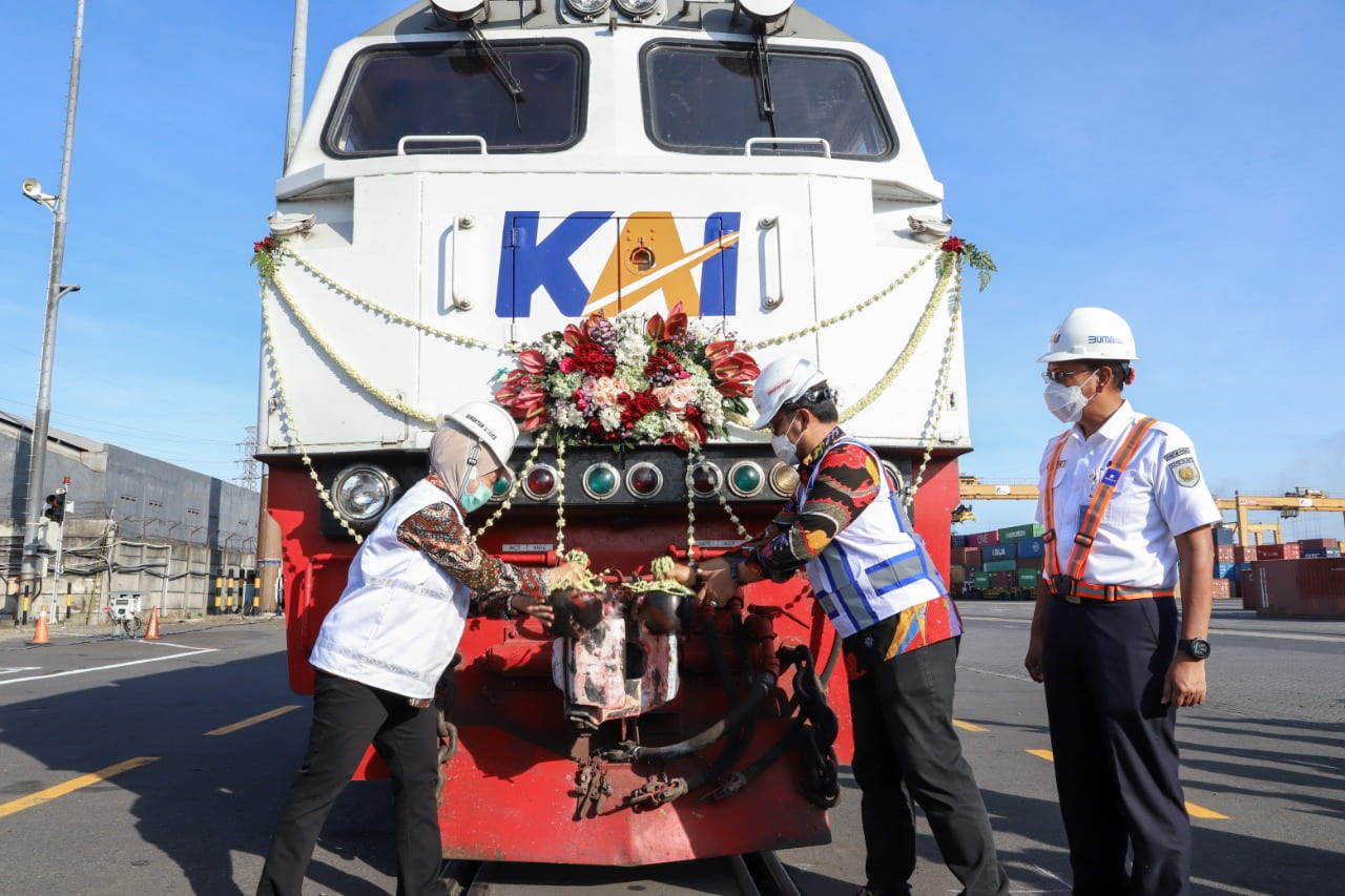 Kereta Api Terkoneksi dengan Pelabuhan untuk Efisiensi Distribusi Logistik-min