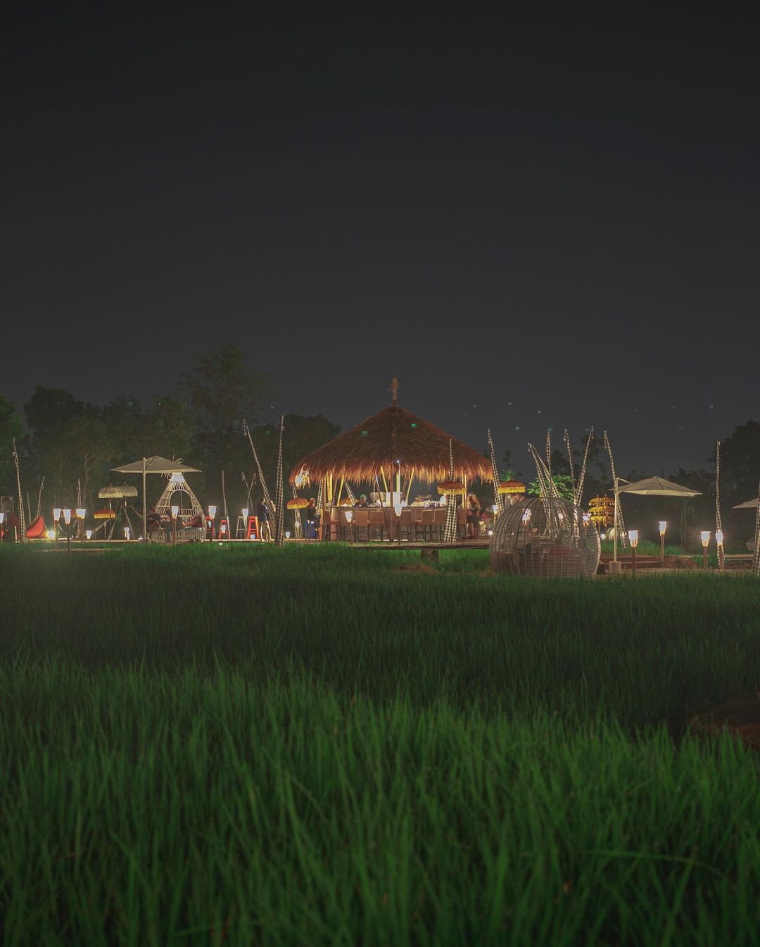 Pemandangan malam hari di Kampung Sabin, image by IG : @kampungsabin