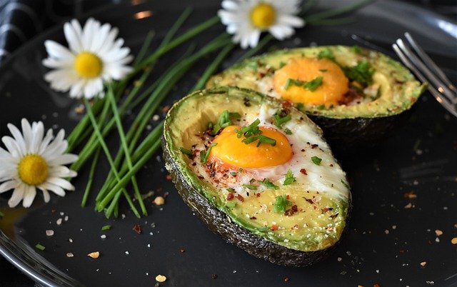Baked egg avocado, image by : Gambar oleh RitaE dari Pixabay 