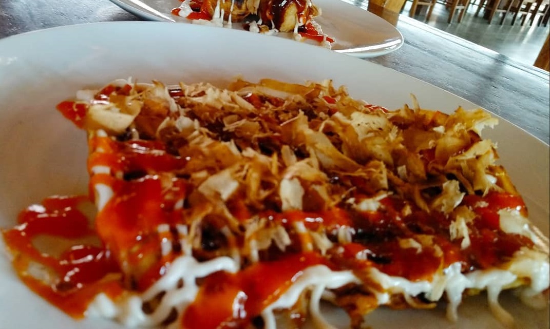 Okonomiyaki, image by IG: @takoyaki_ui