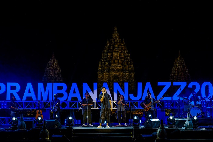 Penampilan Tulus di Prambanan Jazz 2021