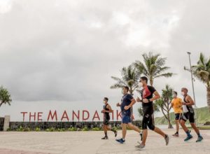 Ilustrasi foto Menparekraf Sandiaga Uno melakukan olahraga lari di kawasan Mandalika, Nusa Tenggara Barat