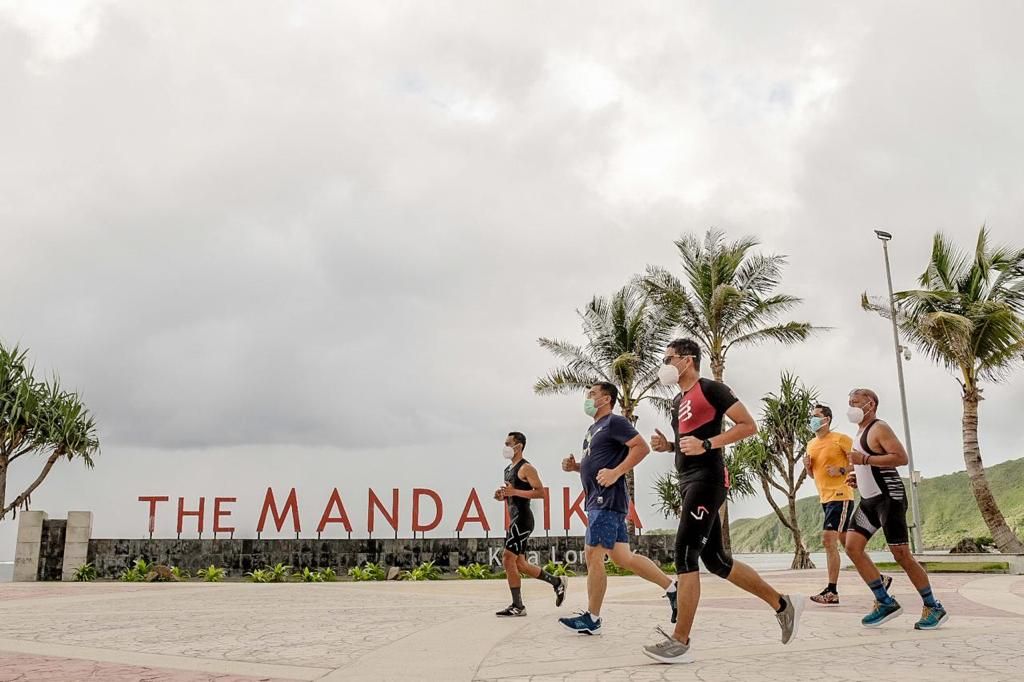 Ilustrasi foto Menparekraf Sandiaga Uno melakukan olahraga lari di kawasan Mandalika, Nusa Tenggara Barat